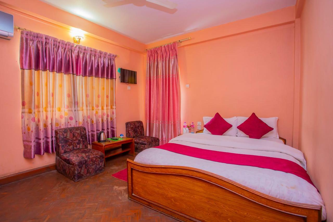 Spot On 445 New Hotel Natureland Pokhara Exteriör bild